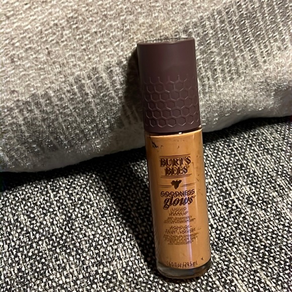 NWT Burt’s Bees Walnut Goodness Glow Liquid Makeup - Picture 2 of 5